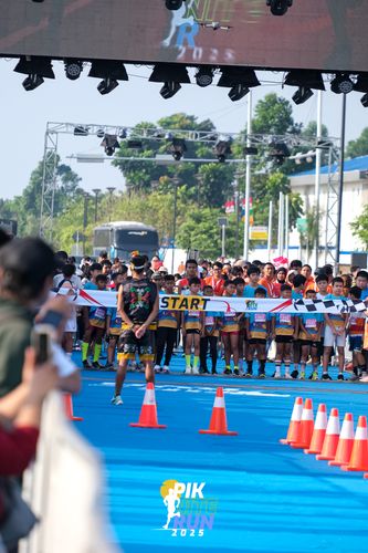 Race photo from PIK NITE RUN 2025