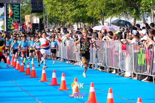 Race photo from PIK NITE RUN 2025