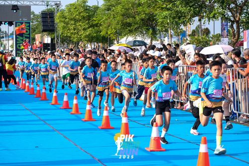 Race photo from PIK NITE RUN 2025