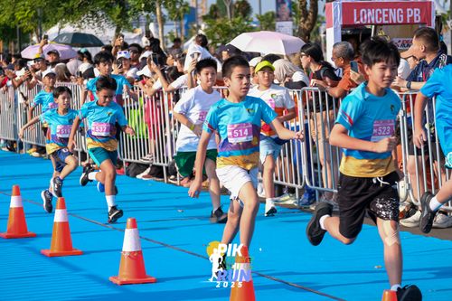 Race photo from PIK NITE RUN 2025
