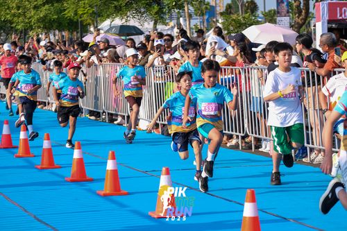 Race photo from PIK NITE RUN 2025