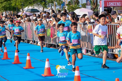 Race photo from PIK NITE RUN 2025