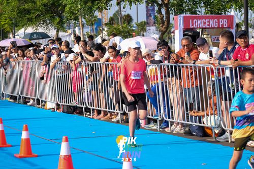 Race photo from PIK NITE RUN 2025