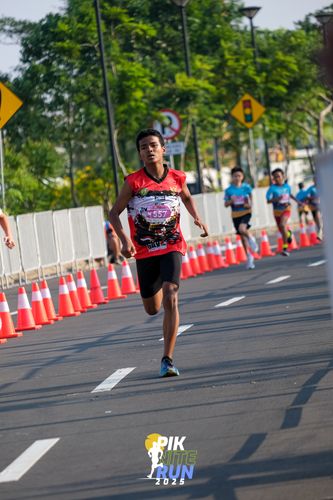 Race photo from PIK NITE RUN 2025