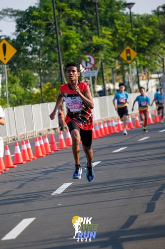 Race photo from PIK NITE RUN 2025