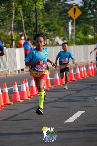 Race photo from PIK NITE RUN 2025