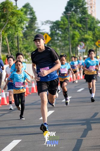 Race photo from PIK NITE RUN 2025