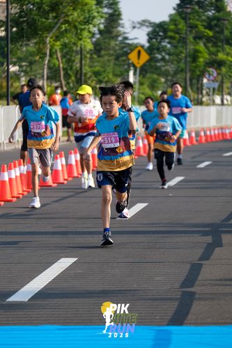 Race photo from PIK NITE RUN 2025