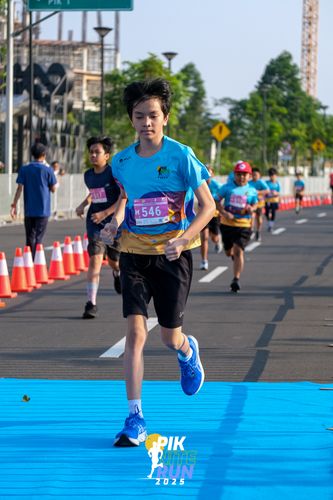 Race photo from PIK NITE RUN 2025