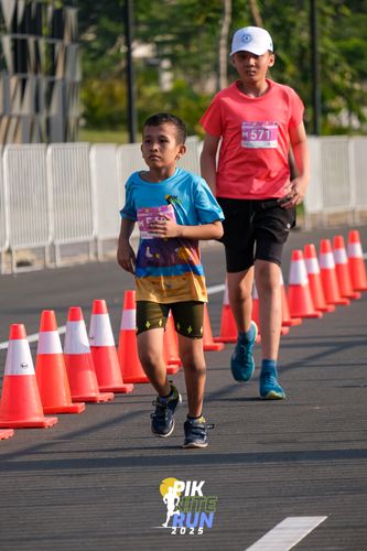 Race photo from PIK NITE RUN 2025