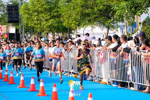 Race photo from PIK NITE RUN 2025