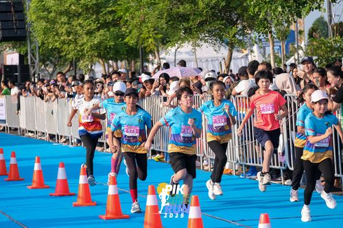 Race photo from PIK NITE RUN 2025