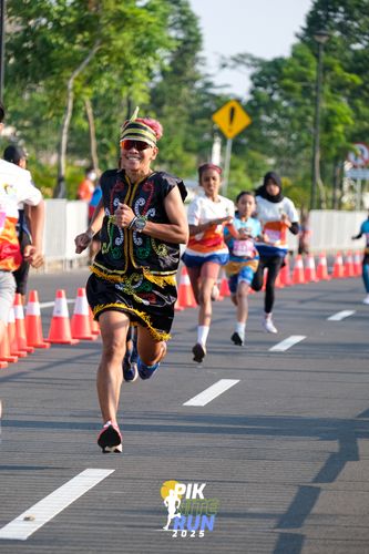 Race photo from PIK NITE RUN 2025