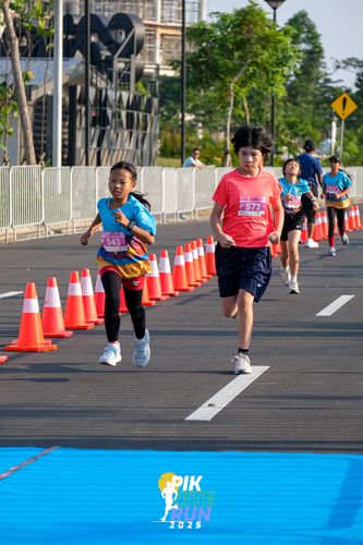 Race photo from PIK NITE RUN 2025