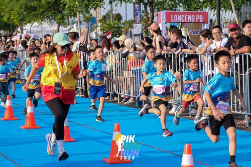 Race photo from PIK NITE RUN 2025