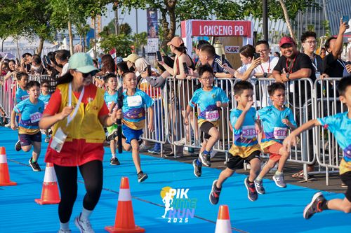 Race photo from PIK NITE RUN 2025