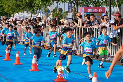 Race photo from PIK NITE RUN 2025