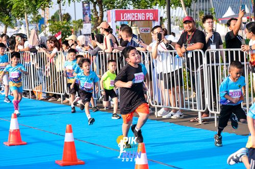 Race photo from PIK NITE RUN 2025