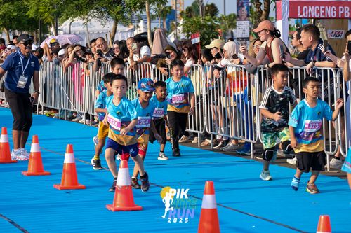 Race photo from PIK NITE RUN 2025