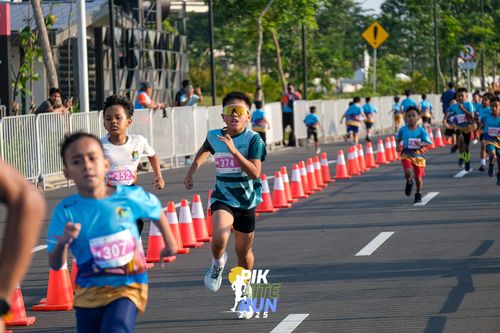 Race photo from PIK NITE RUN 2025