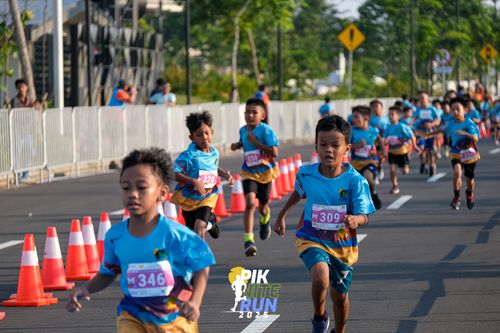 Race photo from PIK NITE RUN 2025