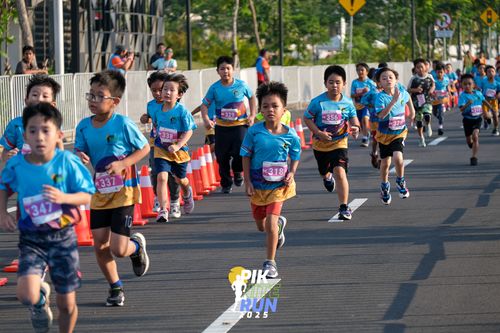 Race photo from PIK NITE RUN 2025