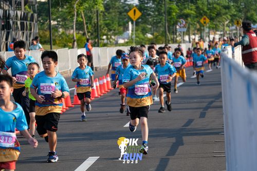 Race photo from PIK NITE RUN 2025