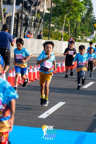 Race photo from PIK NITE RUN 2025