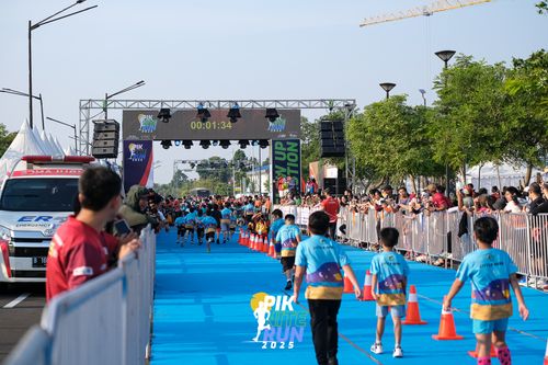 Race photo from PIK NITE RUN 2025