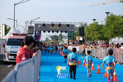 Race photo from PIK NITE RUN 2025