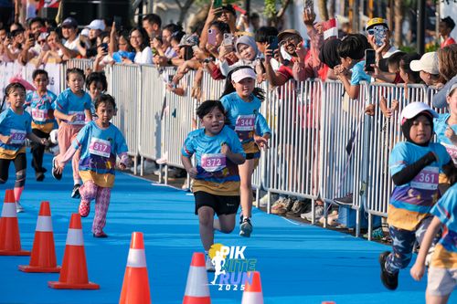 Race photo from PIK NITE RUN 2025