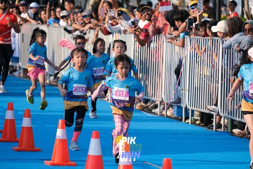 Race photo from PIK NITE RUN 2025