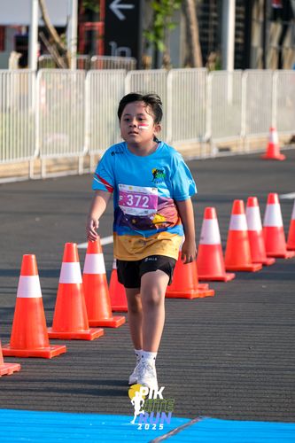 Race photo from PIK NITE RUN 2025