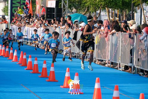 Race photo from PIK NITE RUN 2025
