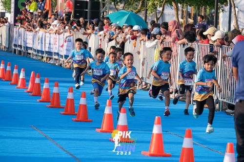 Race photo from PIK NITE RUN 2025
