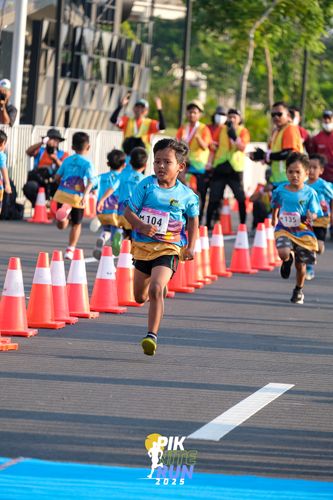 Race photo from PIK NITE RUN 2025