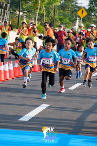 Race photo from PIK NITE RUN 2025
