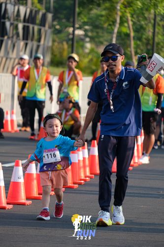 Race photo from PIK NITE RUN 2025