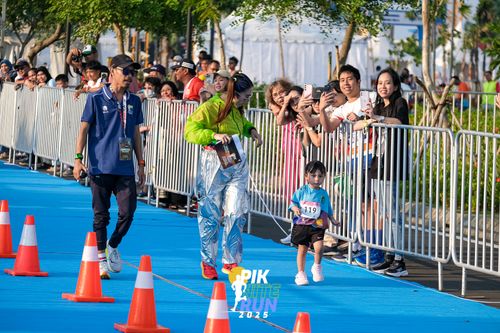 Race photo from PIK NITE RUN 2025
