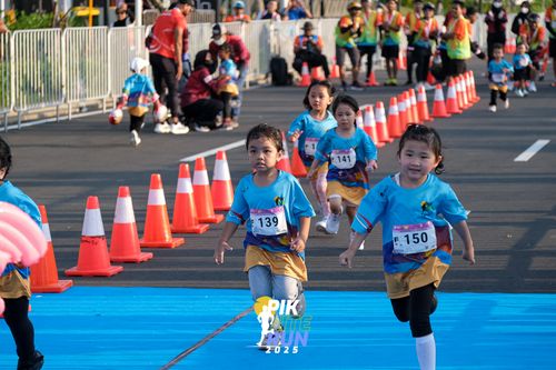 Race photo from PIK NITE RUN 2025