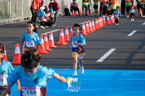 Race photo from PIK NITE RUN 2025