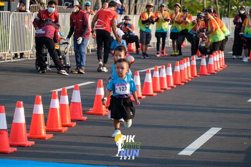Race photo from PIK NITE RUN 2025