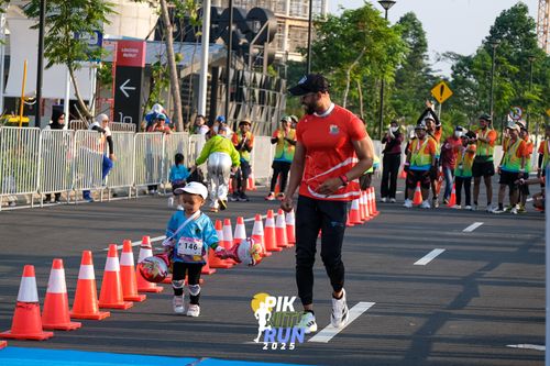Race photo from PIK NITE RUN 2025
