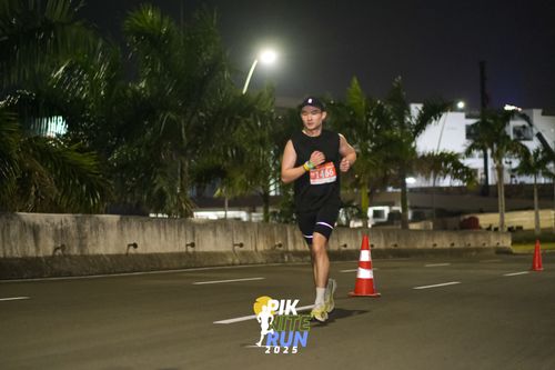 Race photo from PIK NITE RUN 2025