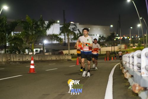 Race photo from PIK NITE RUN 2025