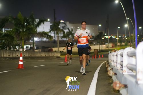 Race photo from PIK NITE RUN 2025