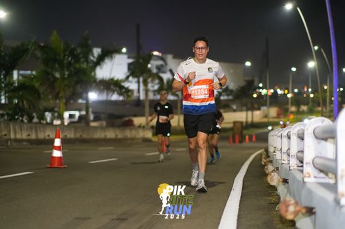 Race photo from PIK NITE RUN 2025