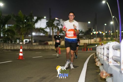 Race photo from PIK NITE RUN 2025