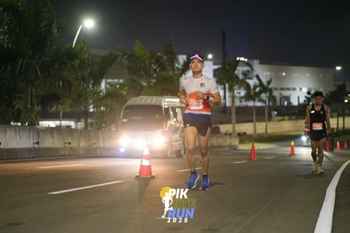 Race photo from PIK NITE RUN 2025