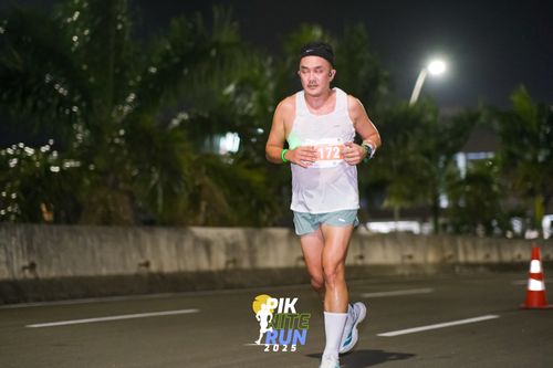 Race photo from PIK NITE RUN 2025